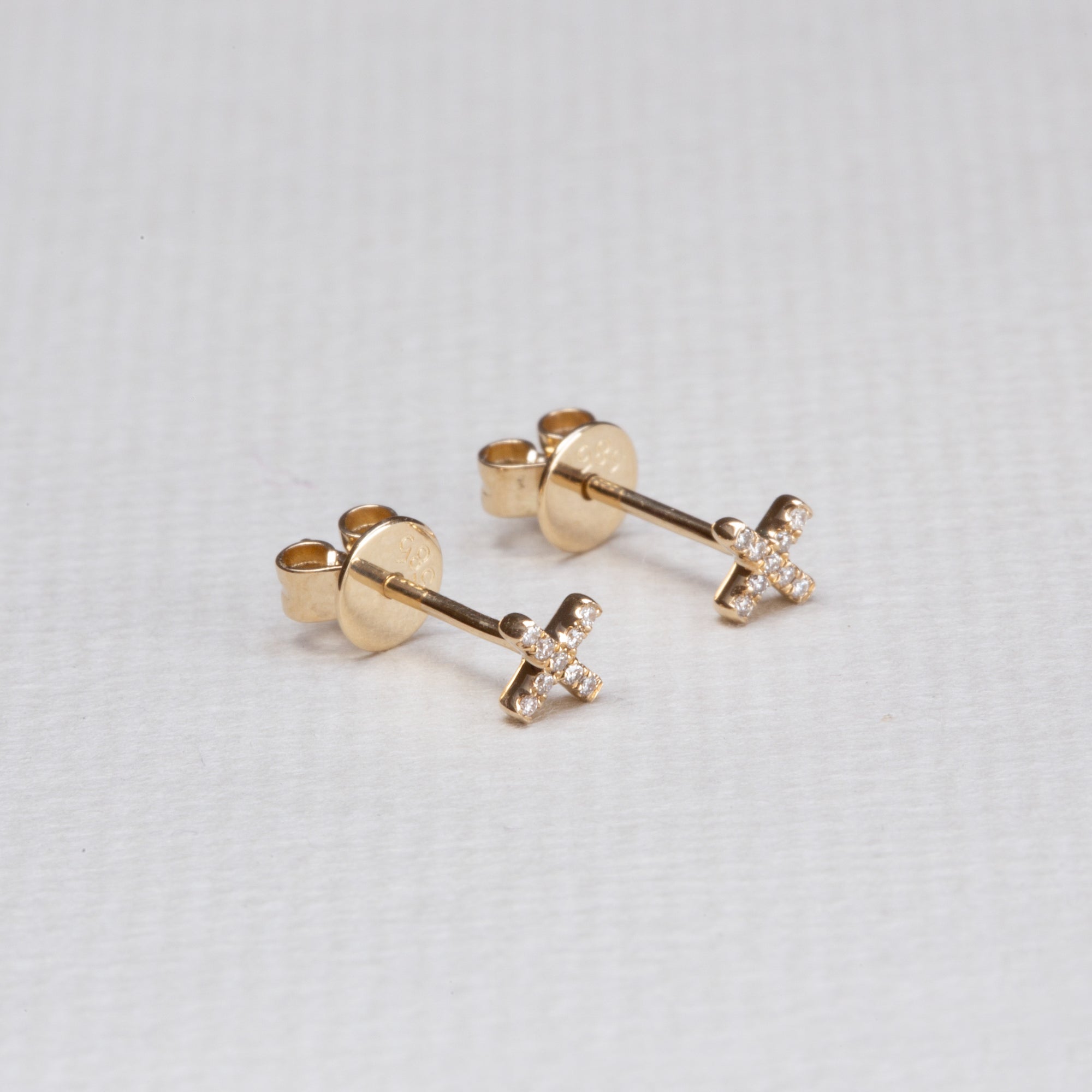 Yellow Gold Kiss Stud Earrings with Diamonds