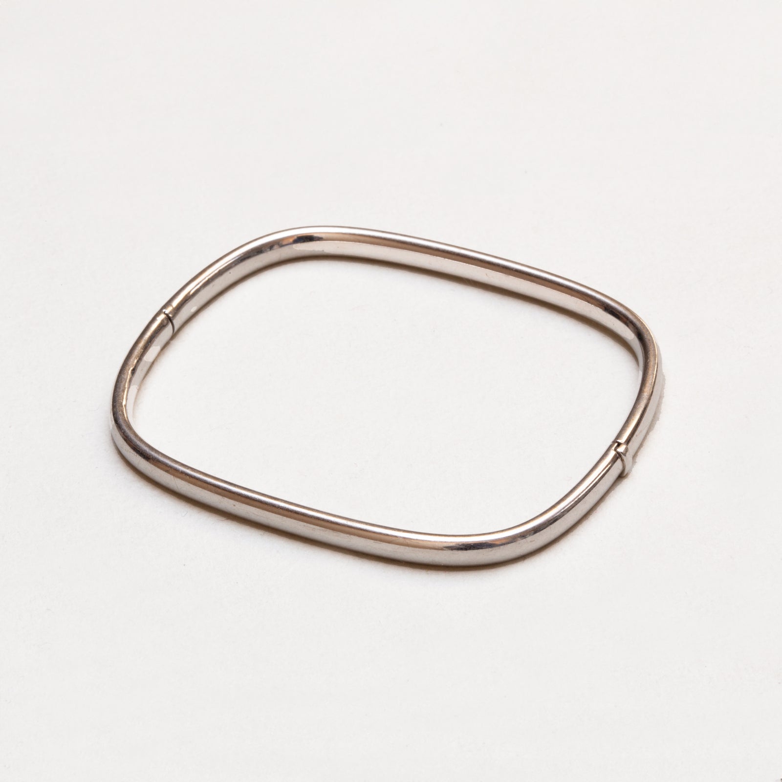 18ct White Gold Bangle Bracelet