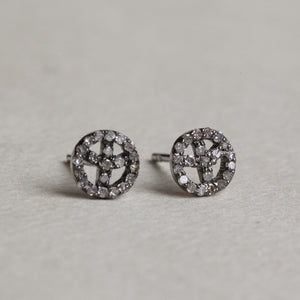 the dark rock 'n' roll look of the setting, enhanced by the light diamonds