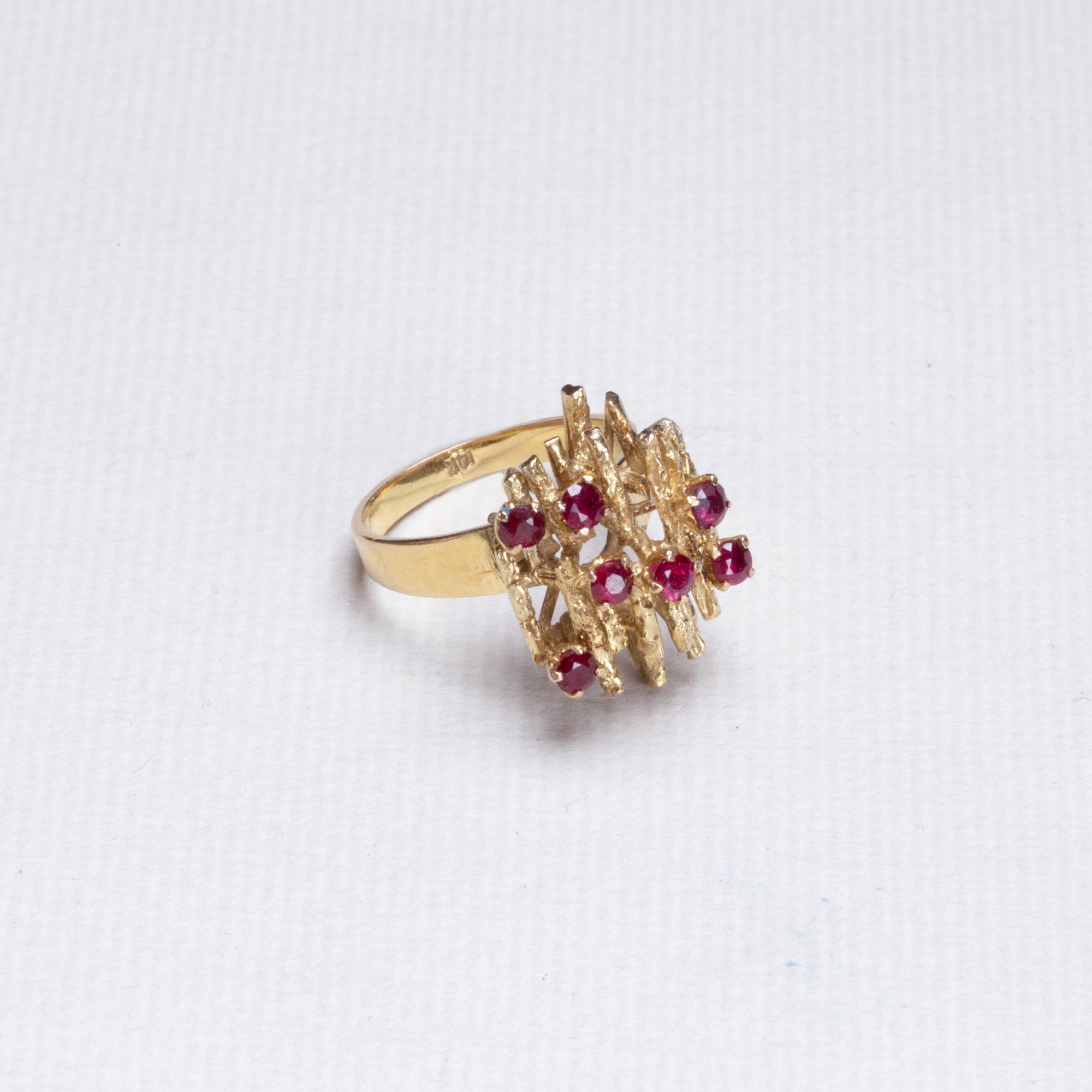 Vintage 14ct Gold Ring with Garnet