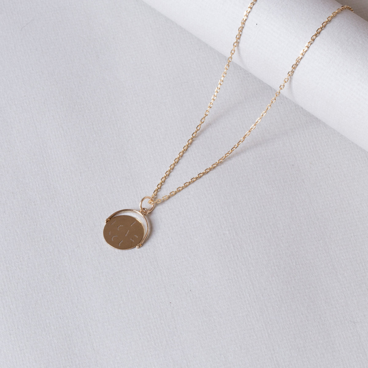 With 18 inch 9ct gold cable link chain