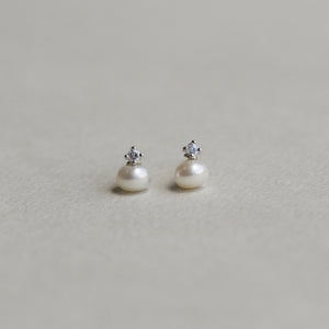 wonderful freshwater pearls with cubic zirconia 'crown'