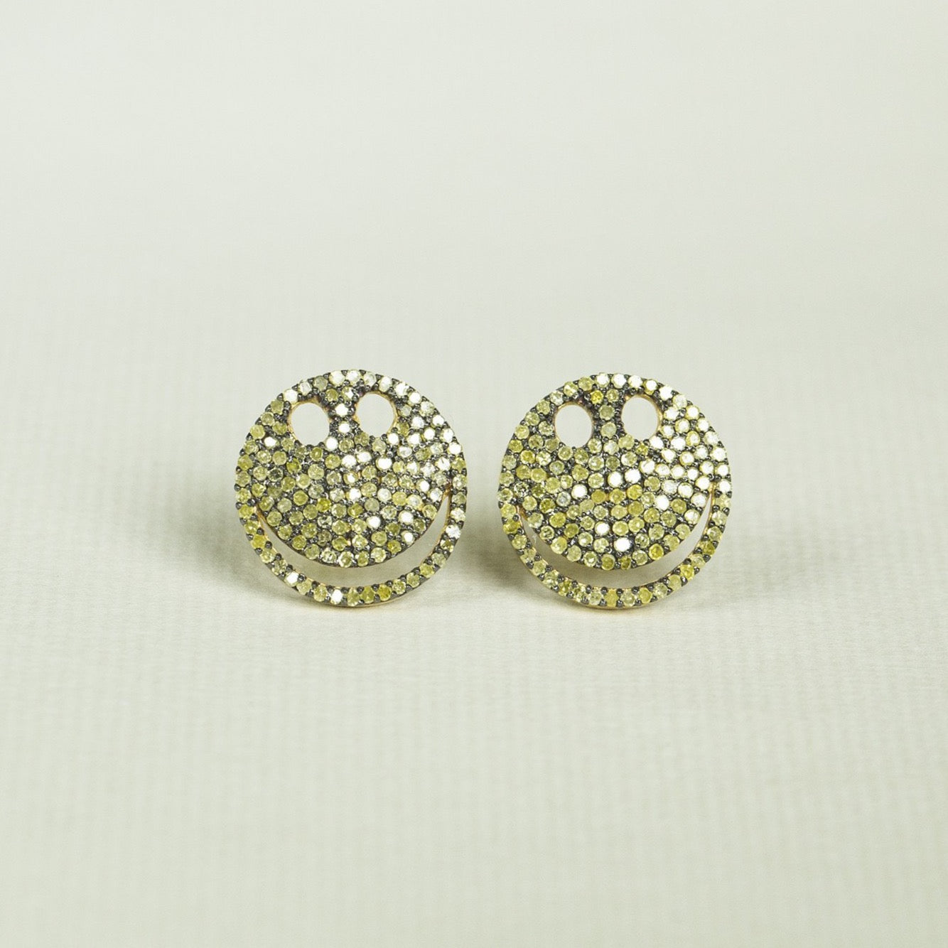 yellow diamonds in oxidised silver - a fantastic combination! 