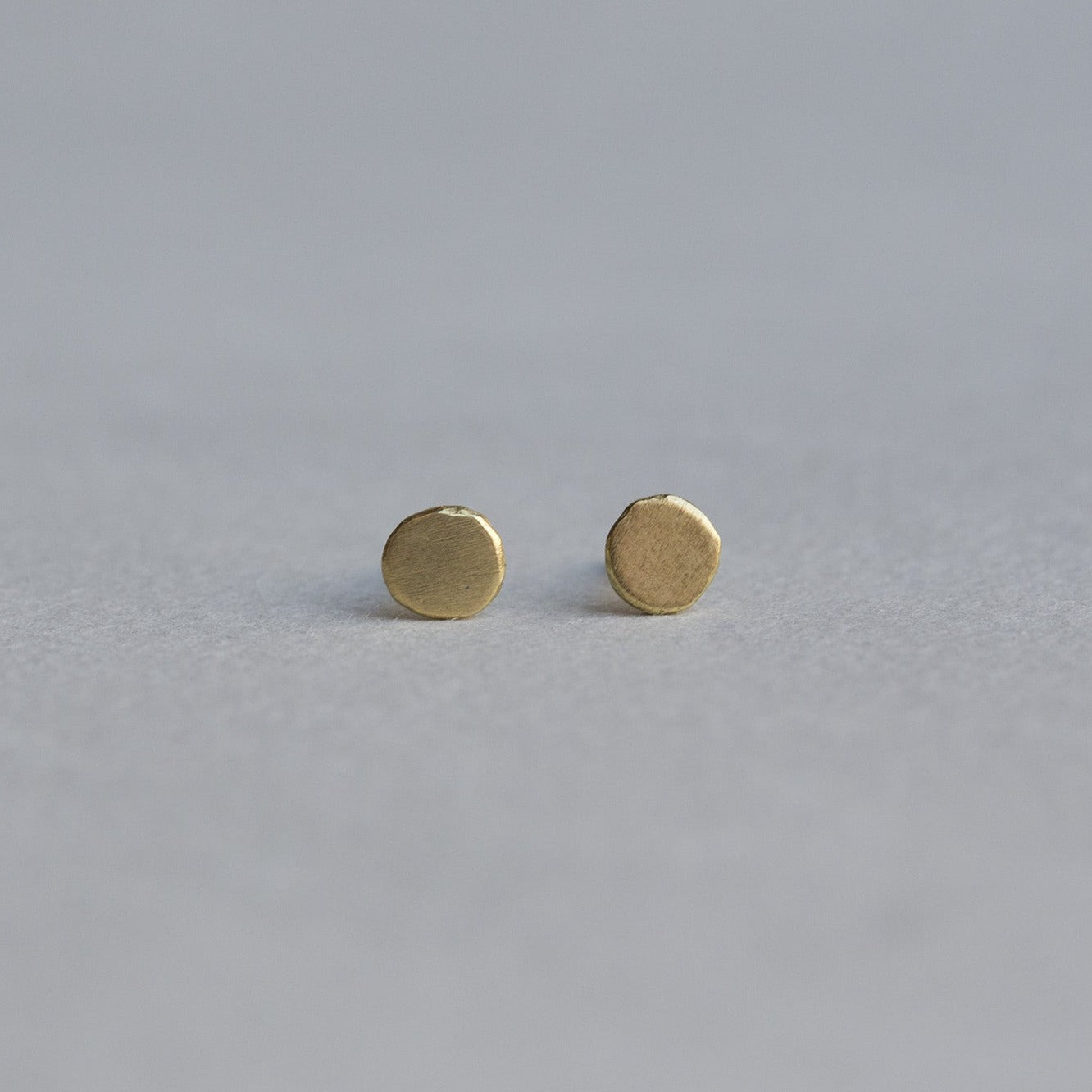 the amazing silky brushed finish give a warm look to otherwise sharp geometric disc 