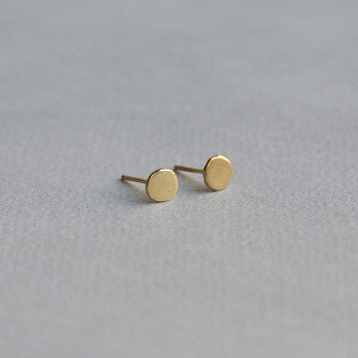 the amazing silky brushed finish give a warm look to otherwise sharp geometric disc 