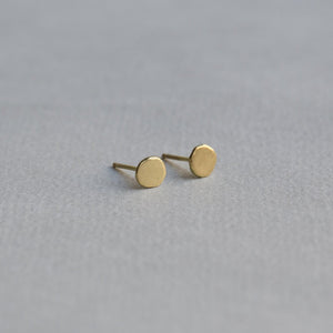 the amazing silky brushed finish give a warm look to otherwise sharp geometric disc 