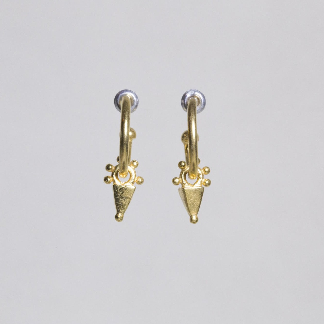 fantastic arrowhead-like charms hang off a hoop, all gold plated, these are a copy of ancient earrings